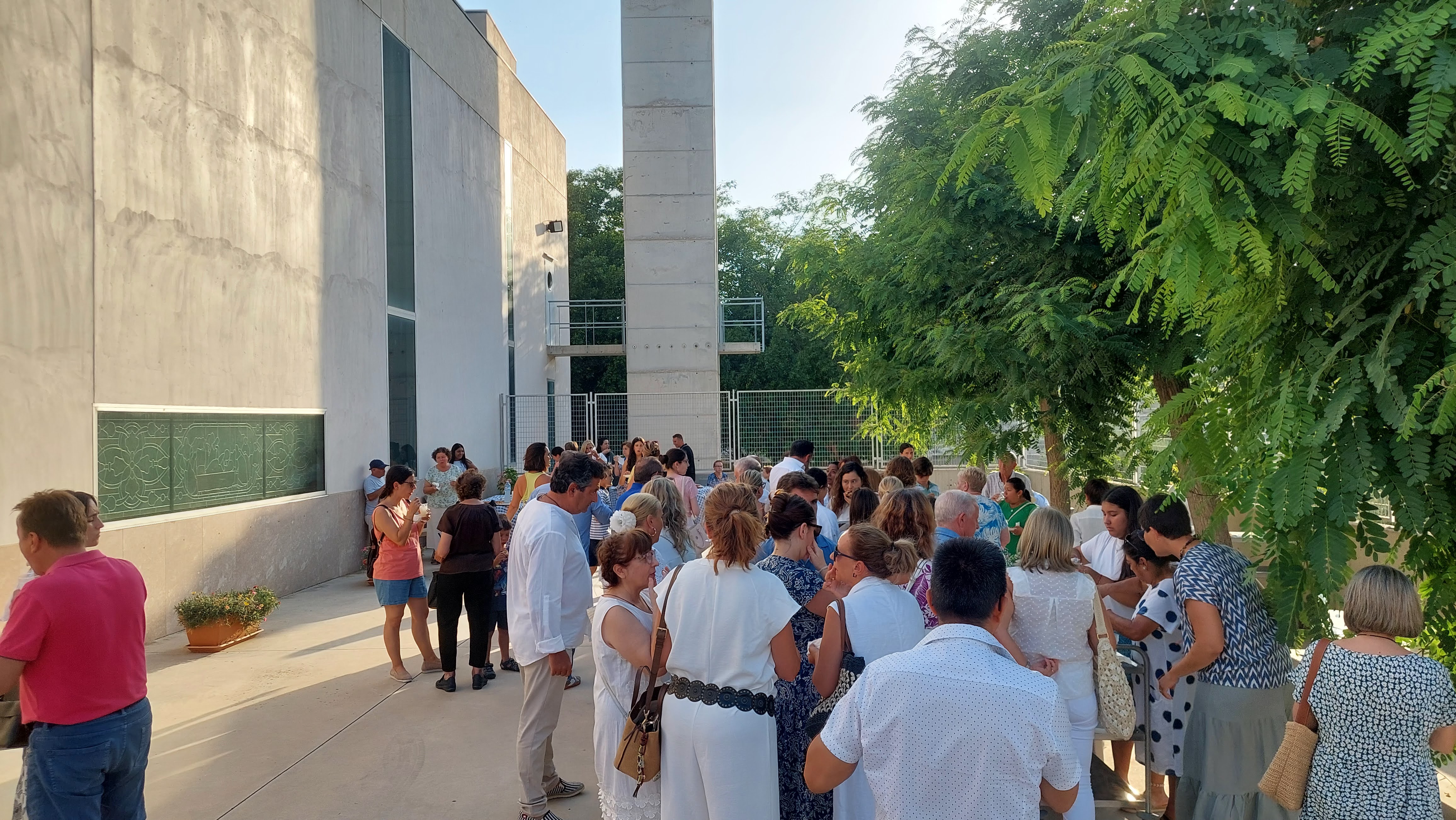 Merienda en el patio del convento